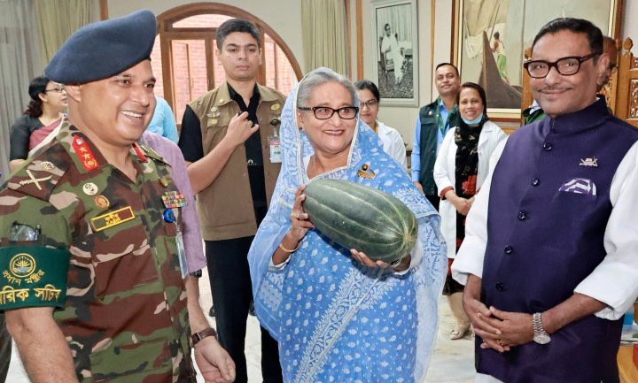 টুঙ্গিপাড়ার নিজের পৈতৃক পতিত জমিতে উৎপাদিত শাকসবজি ও ফলমূল এসেছে প্রধানমন্ত্রী শেখ হাসিনার সরকারি বাসভবন গণভবনে।